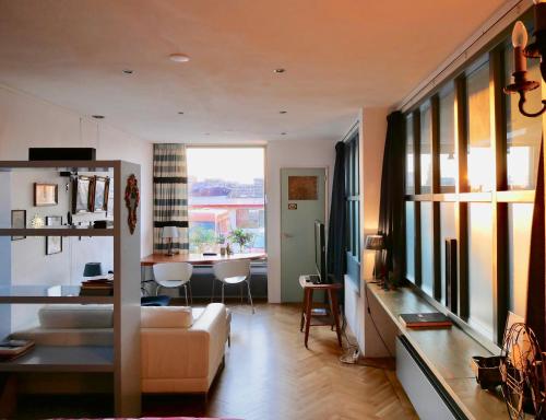 多德雷赫特的住宿－StudioPlus，客厅配有沙发和桌子