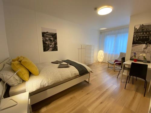 a bedroom with a bed and a desk in a room at Park City Center in Luxembourg