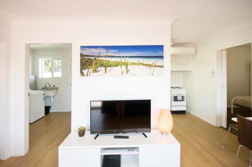 TV a/nebo společenská místnost v ubytování Archipelago Apartments Esperance