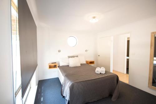 ein Schlafzimmer mit einem Bett mit zwei Handtüchern darauf in der Unterkunft Archipelago Apartments Esperance in Esperance