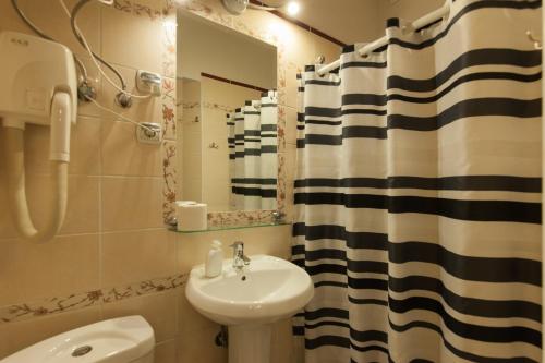 Ένα μπάνιο στο Metropolitan Apartments