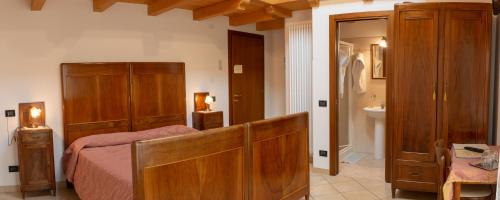 a bedroom with a large bed and a bathroom at Agriturismo Paradiso in Sarego