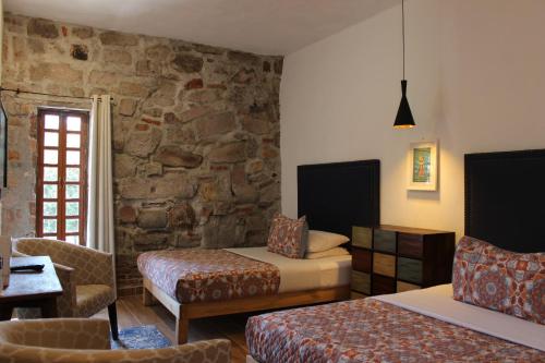 Een bed of bedden in een kamer bij Hotel Real de Piedra