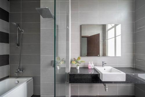 een badkamer met een wastafel en een spiegel bij Signature Private Pool 14pax KSL by CCS Home in Johor Bahru