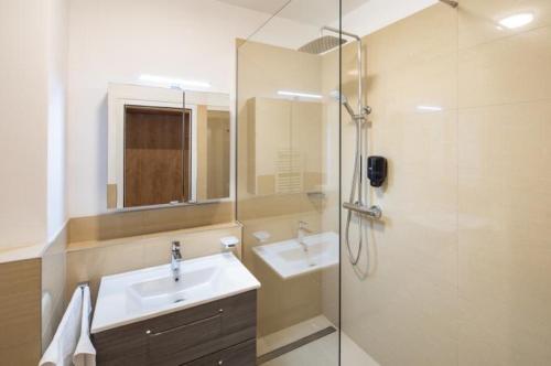 a bathroom with a sink and a shower at Hotel Am Sachsengang in Groß-Enzersdorf