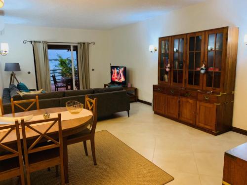 appartement Grand Baie île Maurice في غراند بايَ: غرفة معيشة مع أريكة وطاولة