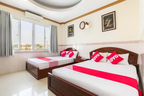 Giường trong phòng chung tại NGAN HA Hotel