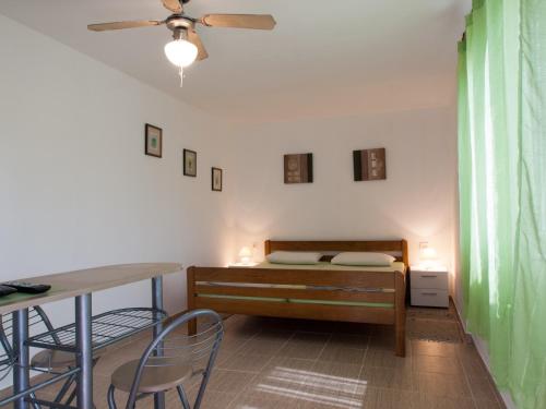 シルバにあるSilba Otiumのベッドルーム1室(ベッド1台、テーブル、椅子付)