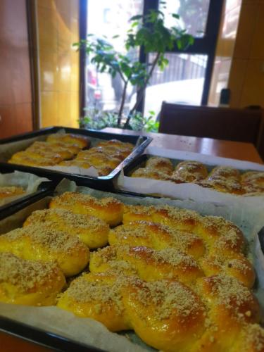Ein Haufen Essen auf dem Tisch. in der Unterkunft Pension Casa Aurora in Vama