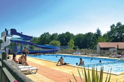 Kolam renang di atau di dekat Mobil home climatisé en Vendée