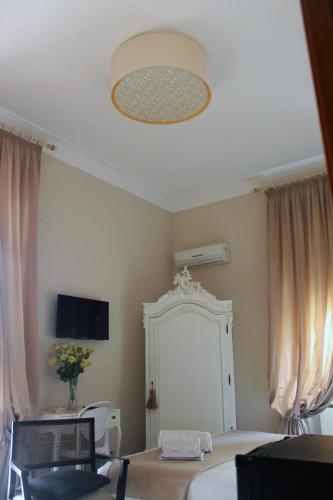 a bedroom with a bed and a ceiling at B&B Milu' in Crotone