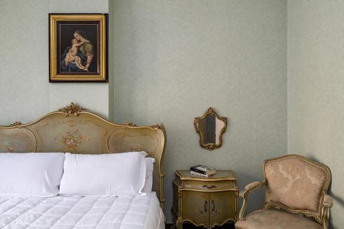 a bedroom with a bed and a painting on the wall at Casa Rita in Riviera in Santa Margherita Ligure