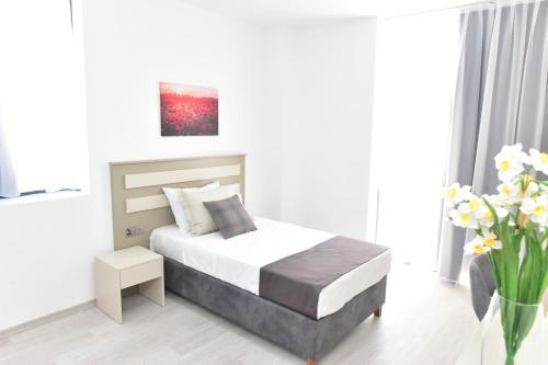 Ένα ή περισσότερα κρεβάτια σε δωμάτιο στο Alya Rooms