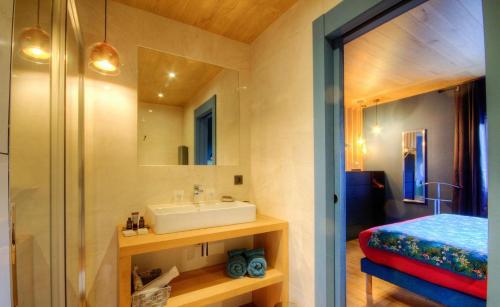 カロンザナにあるAu pied des oliviersのバスルーム(洗面台、鏡付)