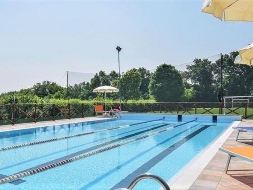 una piscina in un hotel con di Spacious villa with private pool in Pesaro culture capital 2024 a Tavullia