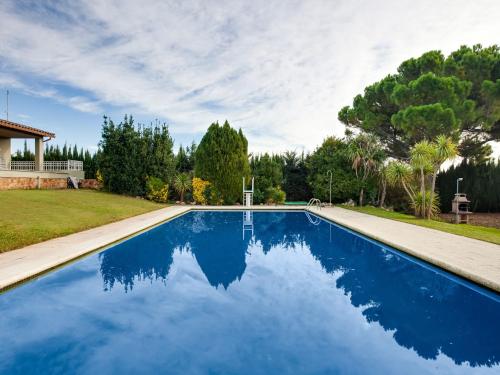 einen Pool mit blauem Wasser im Hof in der Unterkunft Belvilla by OYO Bon Relax Espai in Sant Pere Pescador