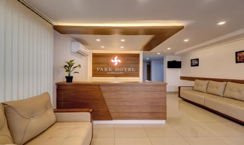un vestíbulo de un hotel con parque y sala de espera en Treebo Trend Park, en Trivandrum
