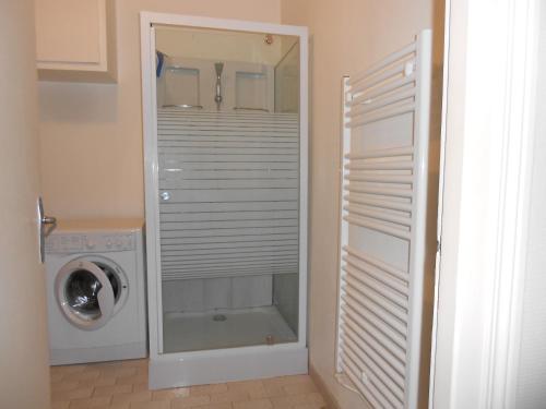 a bathroom with a washing machine and a washer at 8 Rue de la Petite Bilange " Maison du Centre" in Saumur