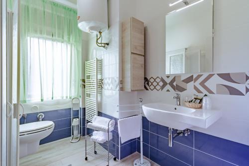 La salle de bains est pourvue d'un lavabo et de toilettes. dans l'établissement Le Terrazze, à Follonica