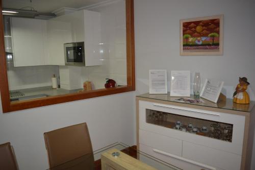 a room with a kitchen with a counter and a mirror at Apartamento Edificio Plaza Gran Vía in Salamanca