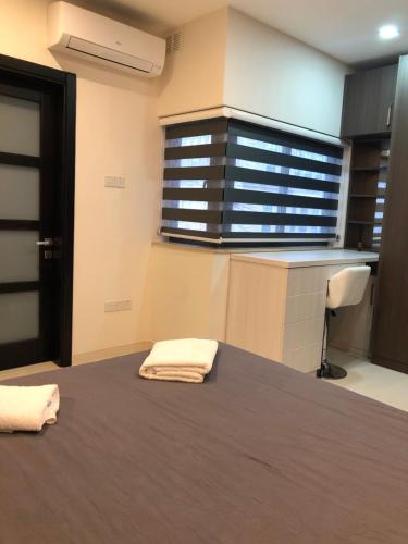 een kamer met een bed met twee handdoeken erop bij Relax Zabbar in Żabbar