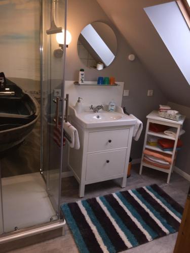 a bathroom with a sink and a shower at Komfortable Apartments in der Villa Eule in Varel
