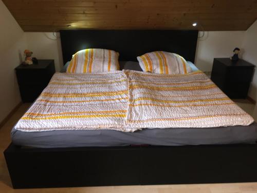 
Ein Bett oder Betten in einem Zimmer der Unterkunft Exklusive Apartments in der Villa Eule
