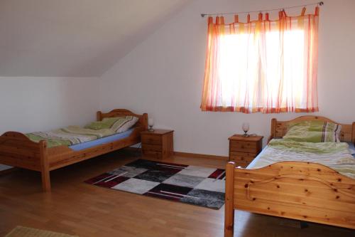 En eller flere senge i et værelse på Ferienwohnung Teresa