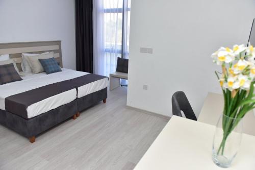 Ένα ή περισσότερα κρεβάτια σε δωμάτιο στο Alya Rooms