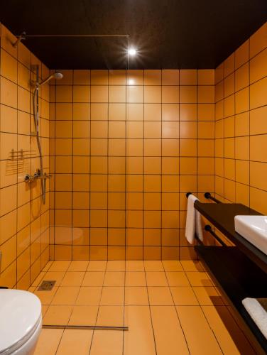 Un baño de Globe Runner Rooms & Dorms