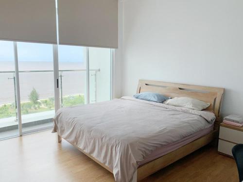 เตียงในห้องที่ Bay Resort Condominium, 7, Beach-front Sea view, 6-8 PAX