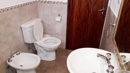 un bagno con un water e un lavandino di Casa con pileta privada a Tanti