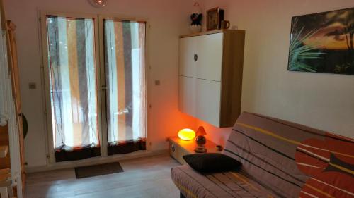 un salon avec un canapé et une grande fenêtre dans l'établissement Mas de l île rousse, à Bandol