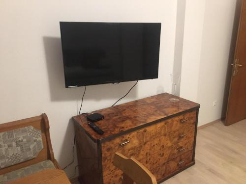 a flat screen tv on top of a wooden dresser at Ferienwohnung neben dem Schloss Porcia in Spittal an der Drau