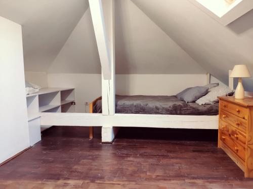 1 dormitorio con cama y tocador de madera en Au bord du Foron, en Scionzier