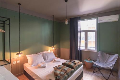 Een bed of bedden in een kamer bij Beautiful best location apartment Green Mouse
