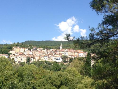 Un paisaje natural cerca de la villa