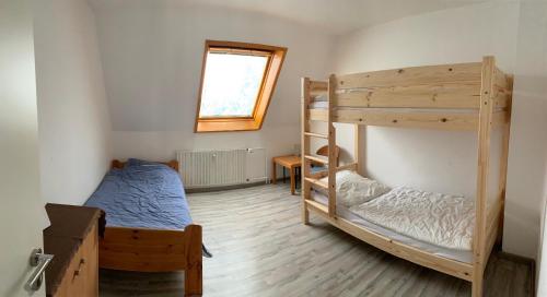 a bedroom with two bunk beds and a window at Ferienwohnung am Wiehen in Rödinghausen