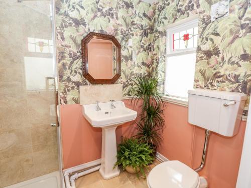 bagno con lavandino, servizi igienici e finestra di Windfall a Ryde