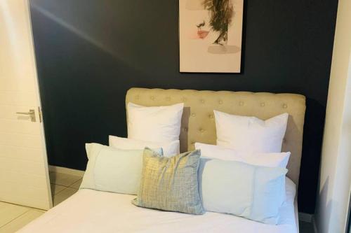 Кровать или кровати в номере Kikuyu Waterfall - 3 Bed Luxe Apartment by Ulo