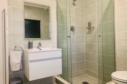 Ванная комната в Kikuyu Waterfall - 3 Bed Luxe Apartment by Ulo