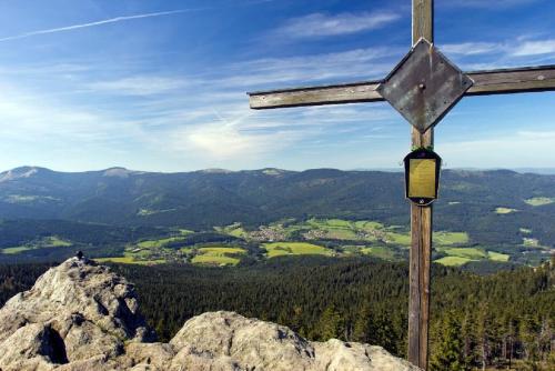 a wooden cross on top of a mountain at Ferienhaus Mariele in Lohberg