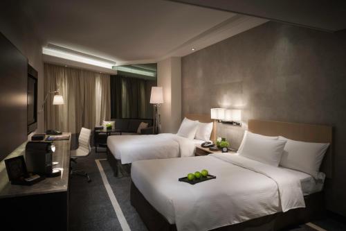 فندق غيت واي، ماركوبولو في هونغ كونغ: غرفة فندقية بسريرين ومكتب