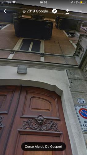 bilo Crocetta في تورينو: قربة من باب خشبي على مبنى