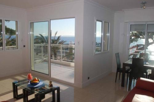 un salon avec vue sur l'océan dans l'établissement Royal Palm, à Cannes