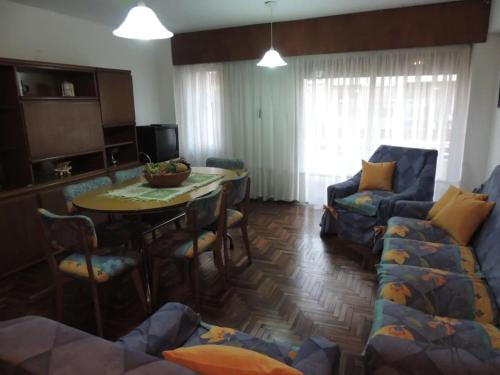 sala de estar con sofá, mesa y sillas en Departamento en Nueva Córdoba en Córdoba