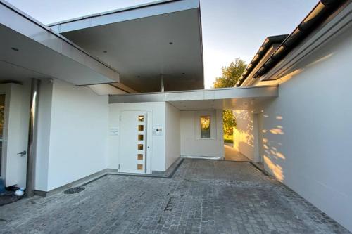 an empty hallway of a house with a large window at Exklusive Mini-Villa mit viel Platz in Herisau