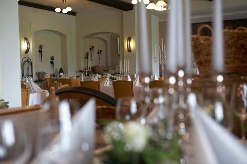 Restaurace v ubytování Hotel Zur Burg Sternberg