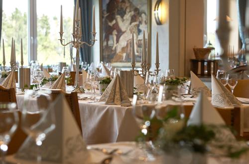 Hotel Zur Burg Sternberg tesisinde bir restoran veya yemek mekanı