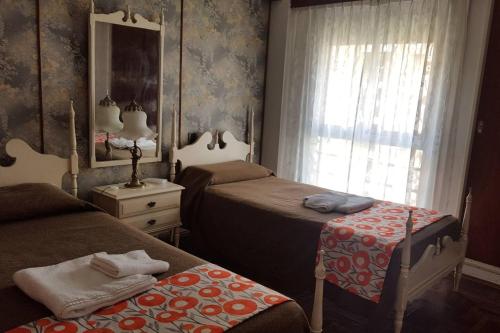 科尔多瓦Departamento en Nueva Córdoba的有两张床和一扇窗户的卧室